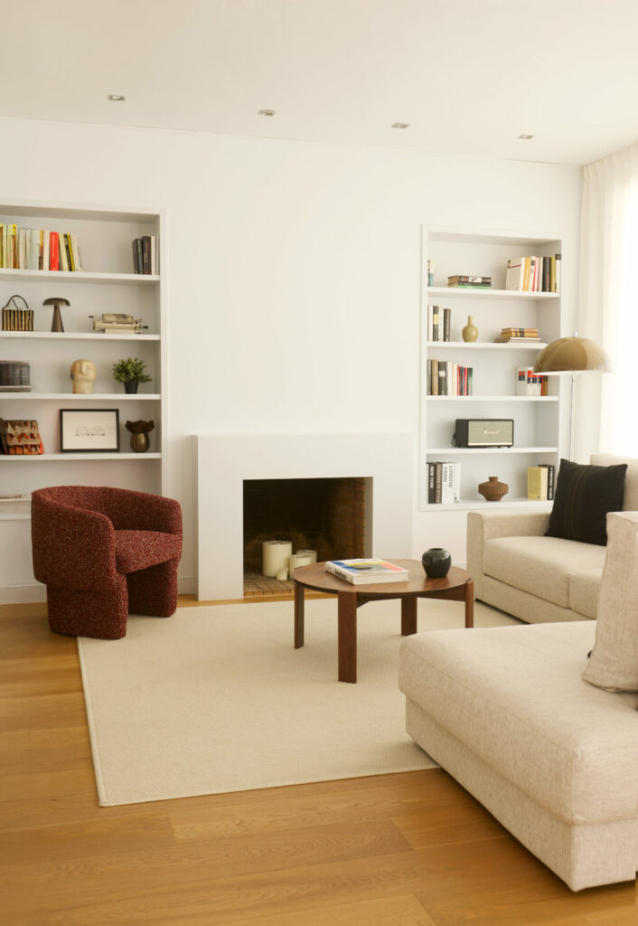 Interiorista en Barcelona con enfoque en diseño atemporal y materiales nobles.