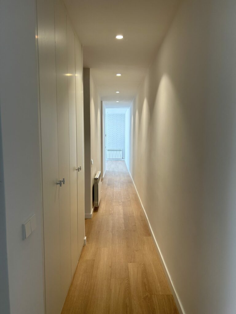 Interiorismo en Barcelona con enfoque cálido y atemporal.